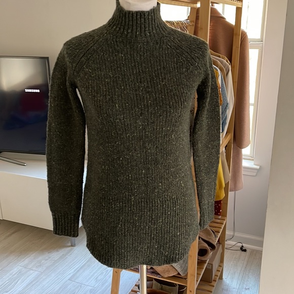 Cynthia Rowey• Green sweater - Picture 2 of 7